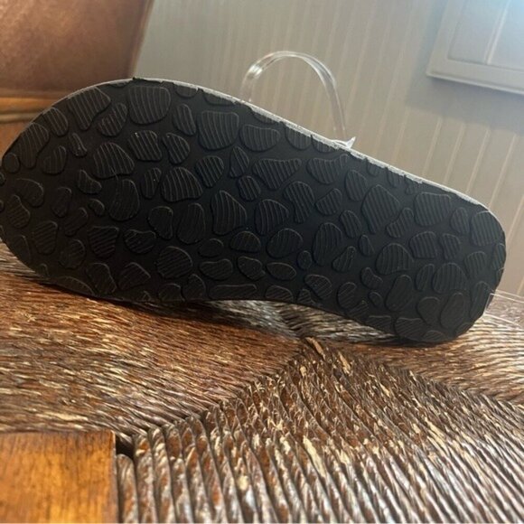 Black Flip Flops with Quilted Strap with Arch Support Size 8 - Picture 6 of 11